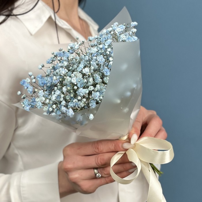 Корпоративный мини букет из голубой гипсофилы