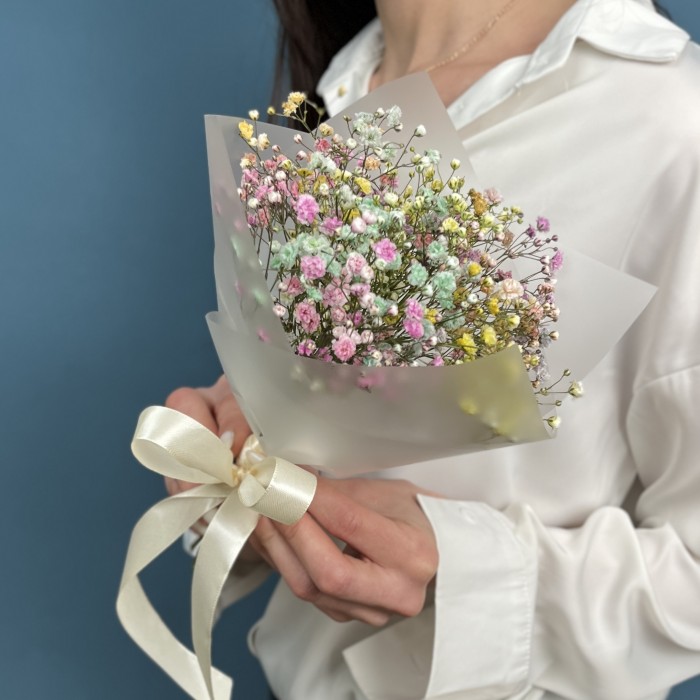 Корпоративный мини букет из радужной гипсофилы