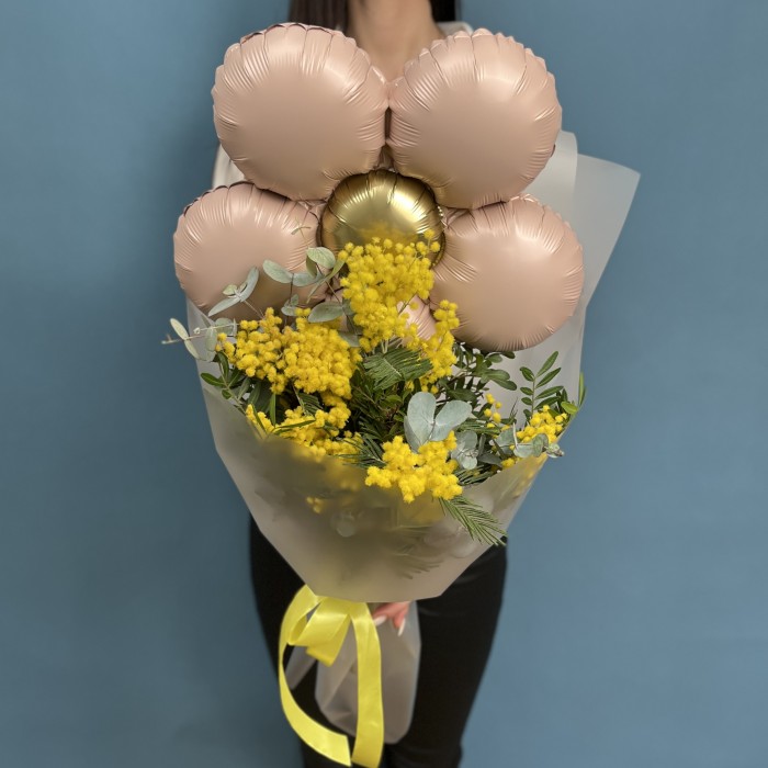 Весенний букет из мимозы с розовым шариком ромашка