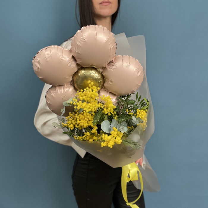 Весенний букет из мимозы с розовым шариком ромашка
