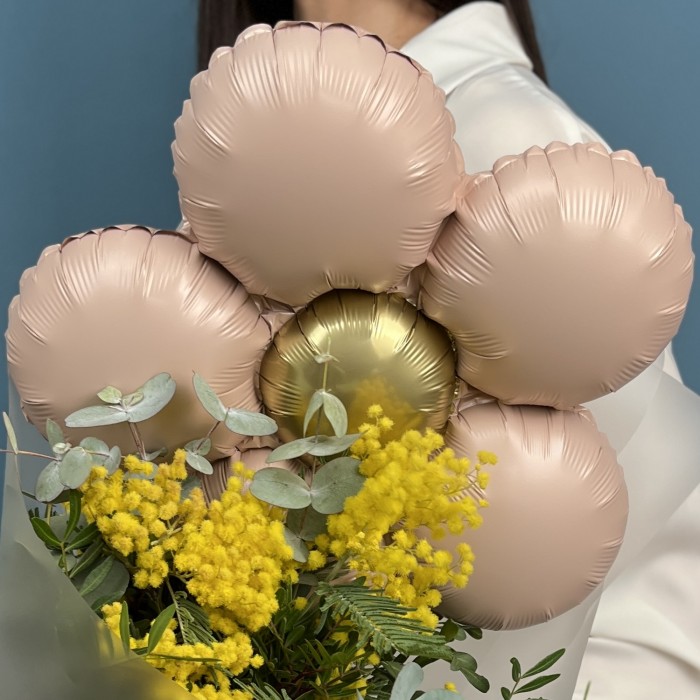 Весенний букет из мимозы с розовым шариком ромашка