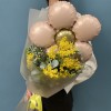 Весенний букет из мимозы с розовым шариком ромашка