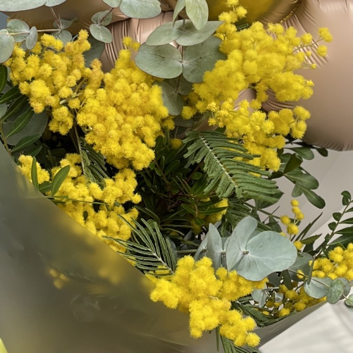 Весенний букет из мимозы с розовым шариком ромашка