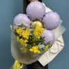 Весенний букет из мимозы с сиреневым шариком ромашка