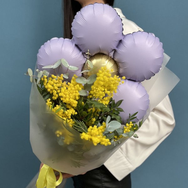 Весенний букет из мимозы с сиреневым шариком ромашка