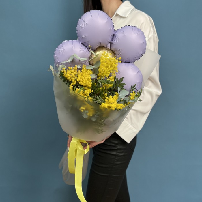 Весенний букет из мимозы с сиреневым шариком ромашка