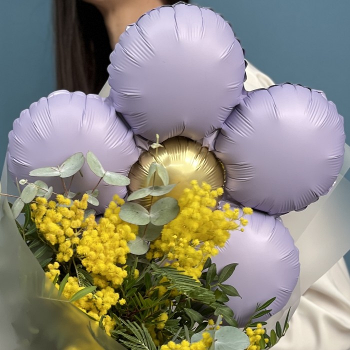 Весенний букет из мимозы с сиреневым шариком ромашка