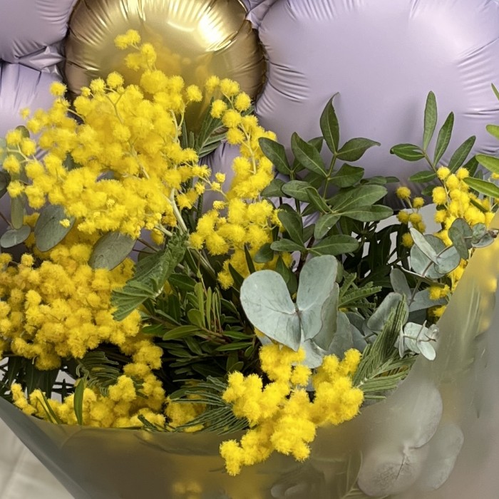 Весенний букет из мимозы с сиреневым шариком ромашка