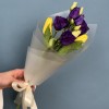 Яркий букет желтых тюльпанов с эустомой