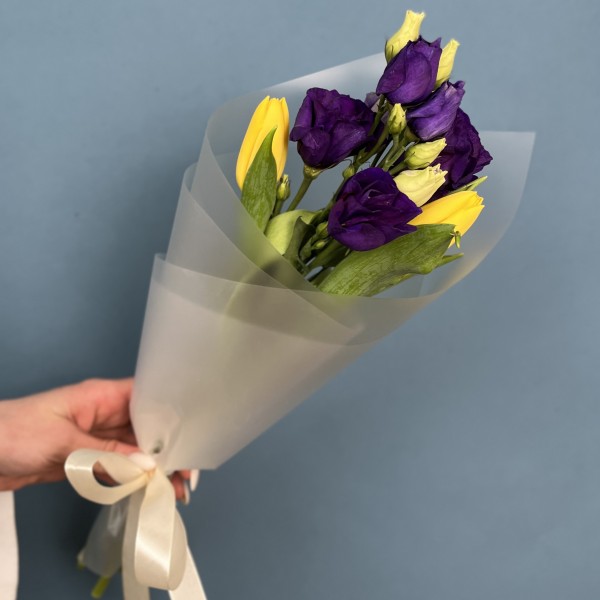 Яркий букет желтых тюльпанов с эустомой