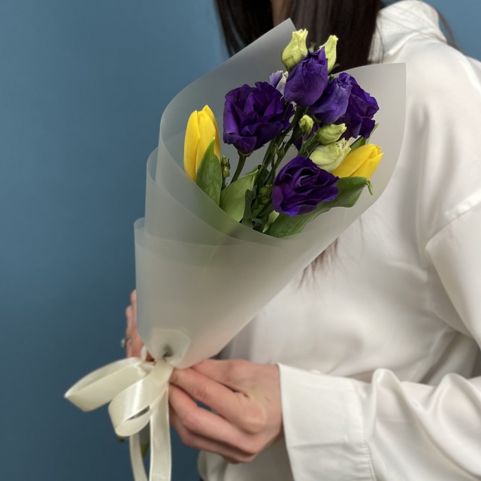 Яркий букет желтых тюльпанов с эустомой