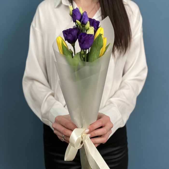 Яркий букет желтых тюльпанов с эустомой