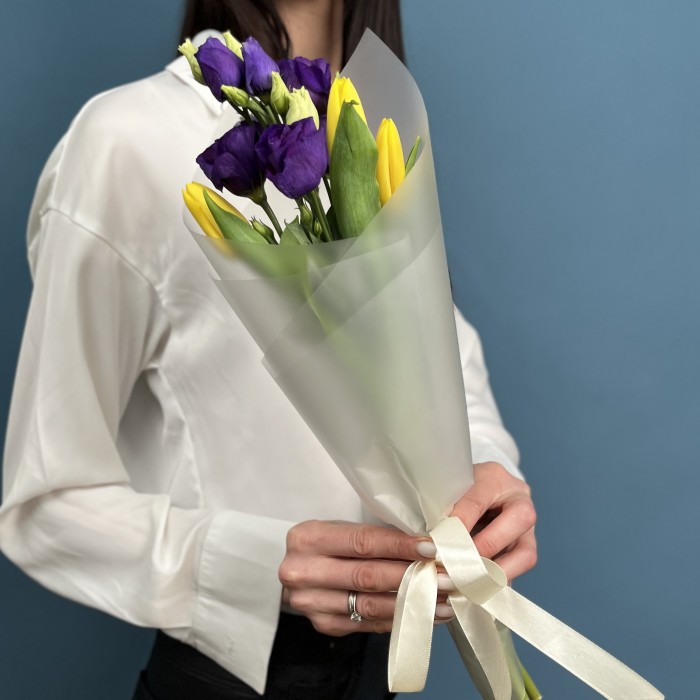 Яркий букет желтых тюльпанов с эустомой