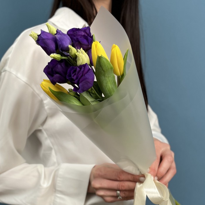 Яркий букет желтых тюльпанов с эустомой