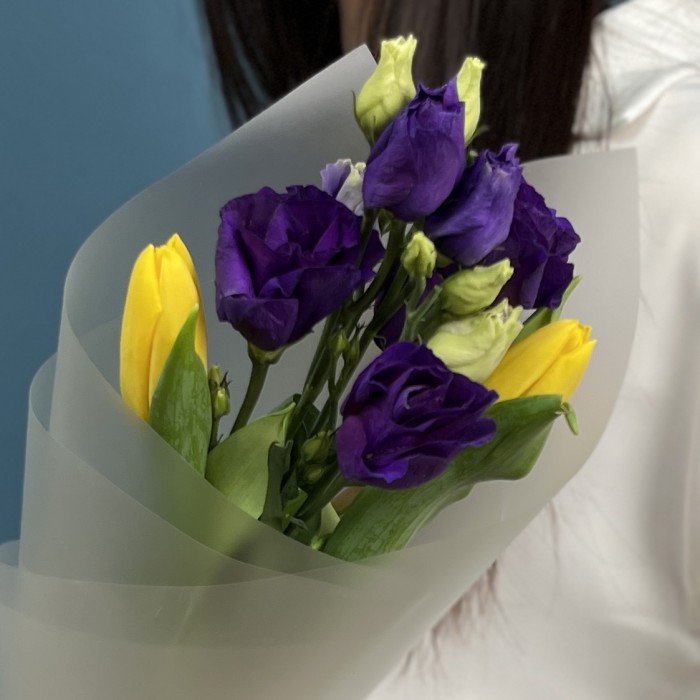 Яркий букет желтых тюльпанов с эустомой