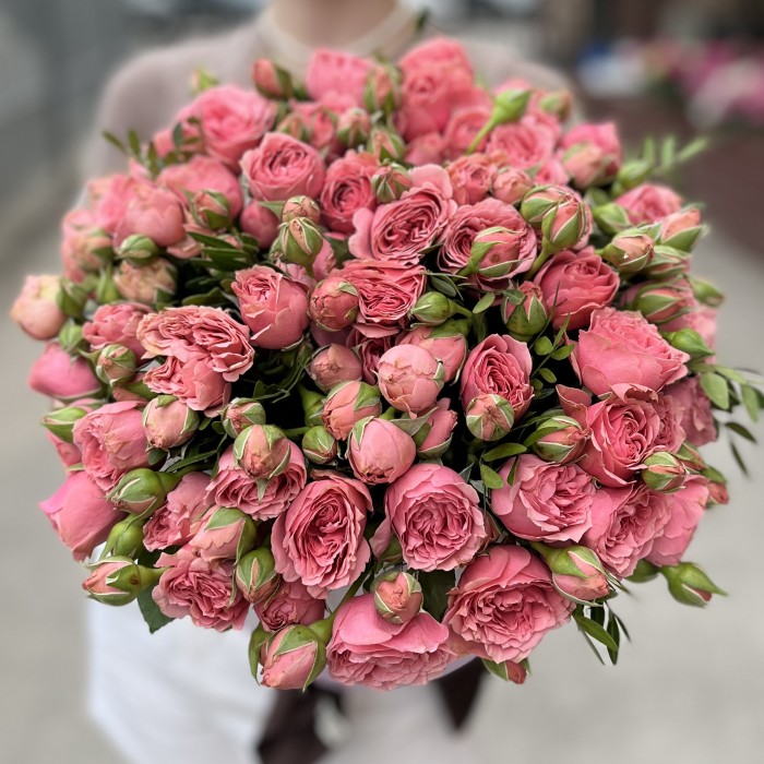 11 кустовых пионовидных роз Спешел Дайменшн в коробке