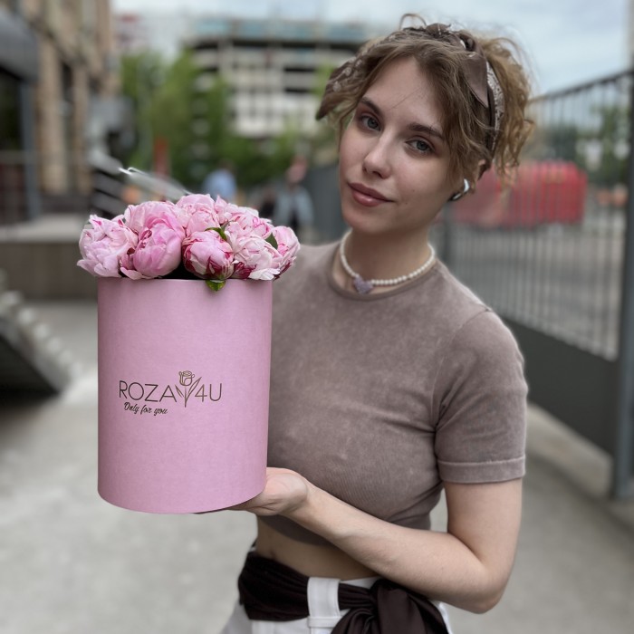 15 нежно-розовых пионов Сара Бернар в коробке