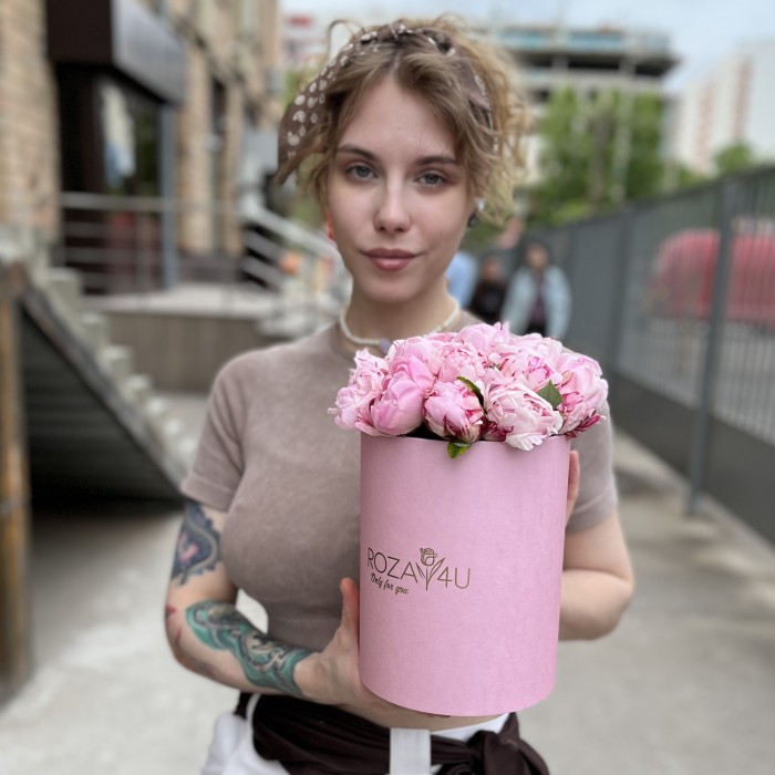 15 нежно-розовых пионов Сара Бернар в коробке