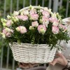 25 махровых бело-розовых эустом в корзине