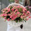 25 кустовых пионовидных роз Спешел Дайменшн в корзине