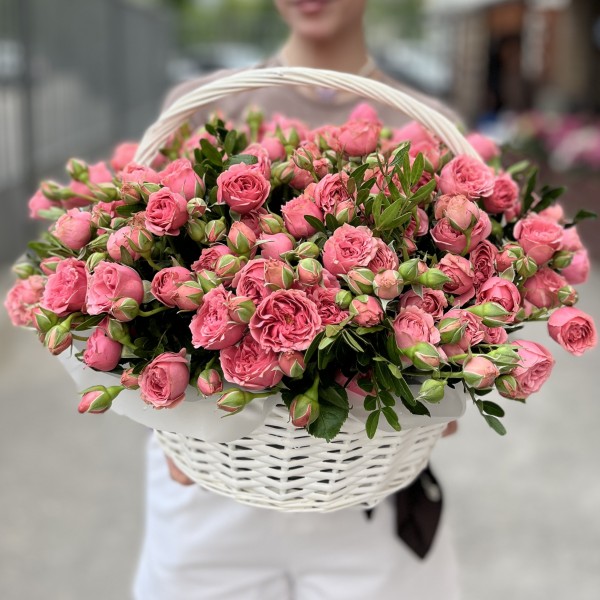 25 кустовых пионовидных роз Спешел Дайменшн в корзине