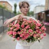 25 кустовых пионовидных роз Спешел Дайменшн в корзине