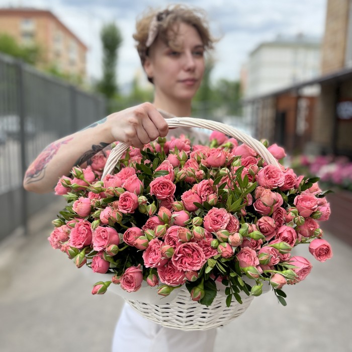 25 кустовых пионовидных роз Спешел Дайменшн в корзине