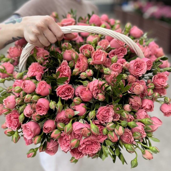 25 кустовых пионовидных роз Спешел Дайменшн в корзине