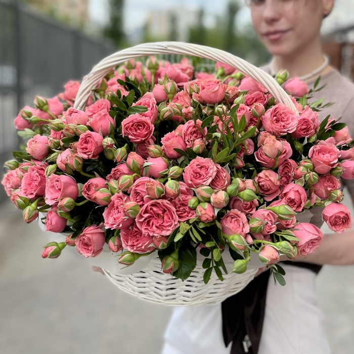 25 кустовых пионовидных роз Спешел Дайменшн в корзине