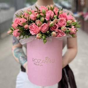 7 кустовых пионовидных роз Спешел Дайменшн в коробке