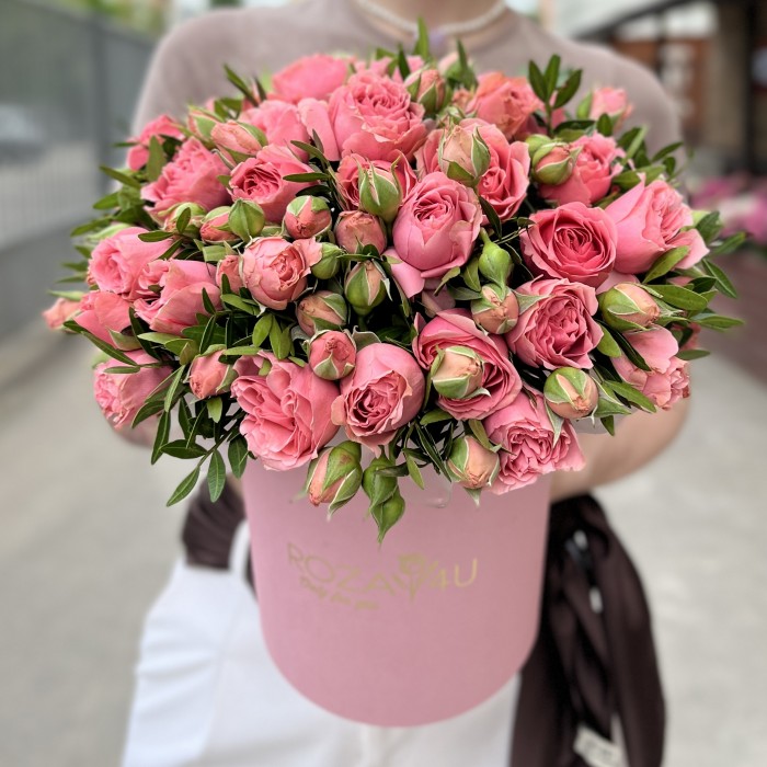 7 кустовых пионовидных роз Спешел Дайменшн в коробке