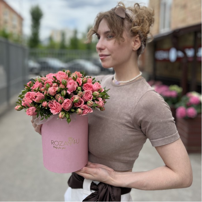 7 кустовых пионовидных роз Спешел Дайменшн в коробке