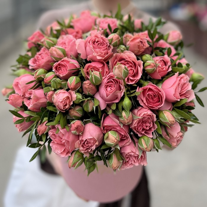 7 кустовых пионовидных роз Спешел Дайменшн в коробке