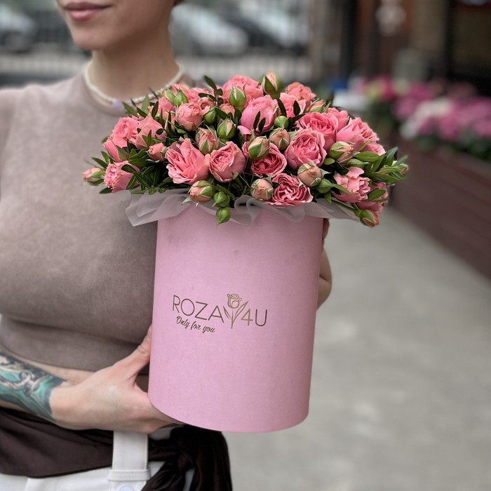 7 кустовых пионовидных роз Спешел Дайменшн в коробке