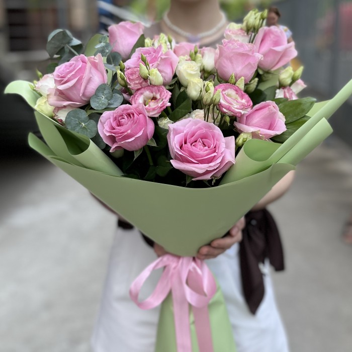 Букет нежных роз Ревиваль с эустомой