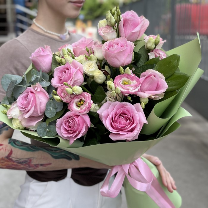 Букет нежных роз Ревиваль с эустомой