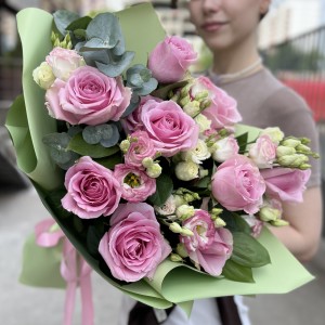 Букет нежных роз Ревиваль с эустомой