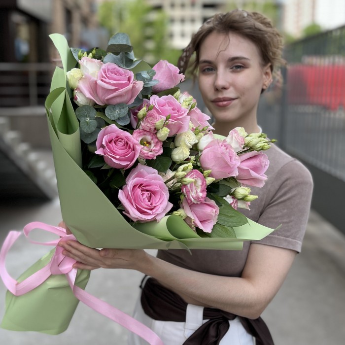 Букет нежных роз Ревиваль с эустомой