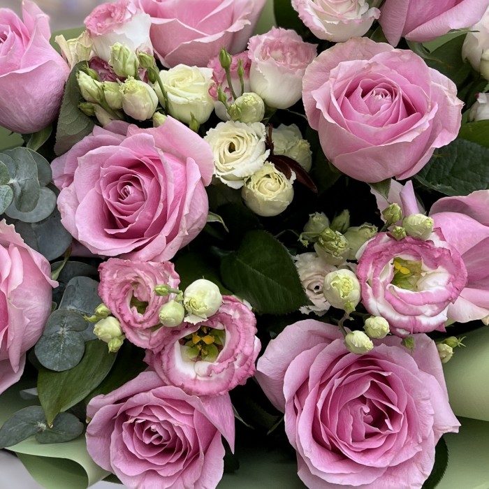 Букет нежных роз Ревиваль с эустомой