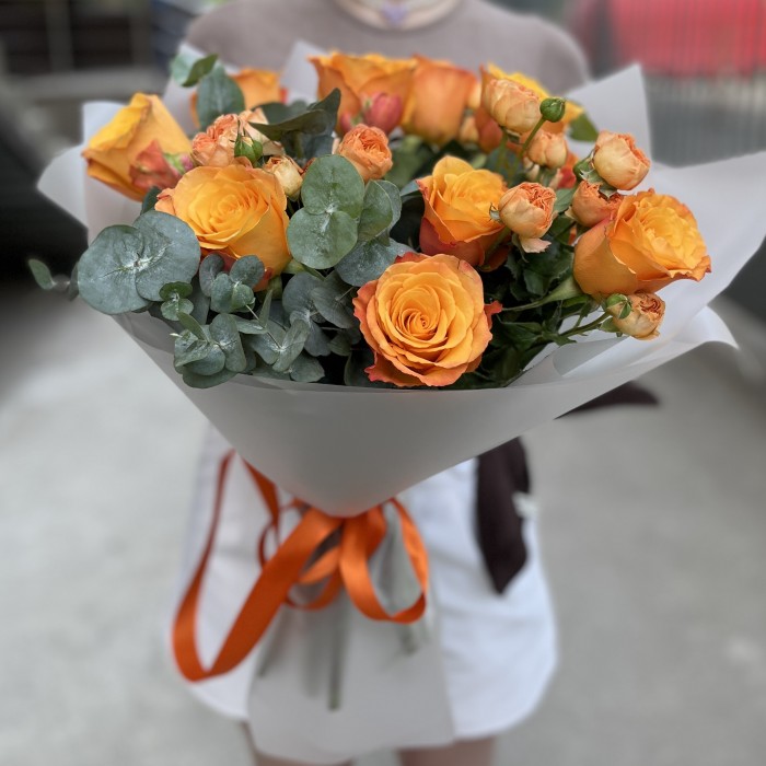 Яркий букет оранжевых роз на день рождения