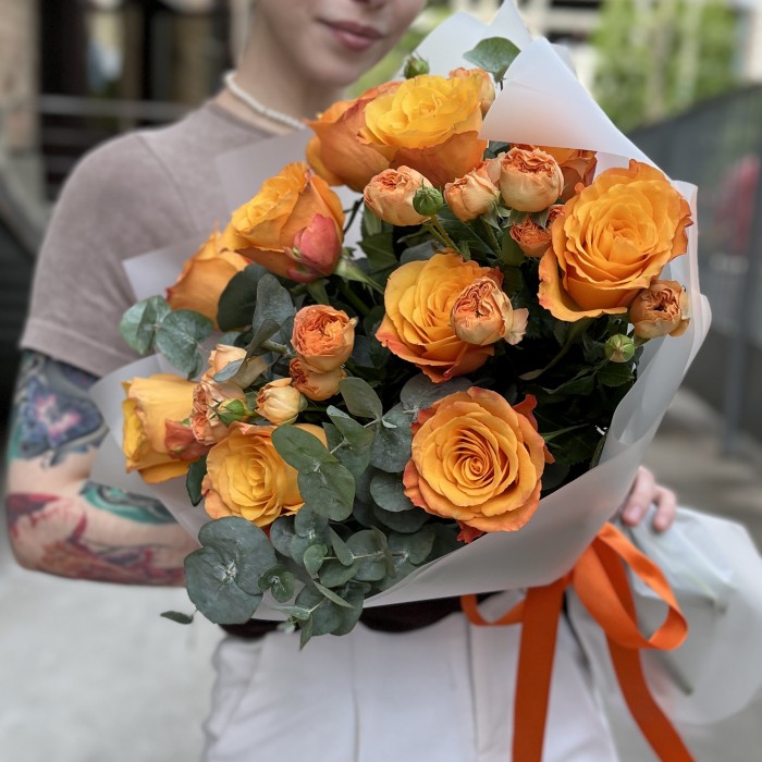 Яркий букет оранжевых роз на день рождения