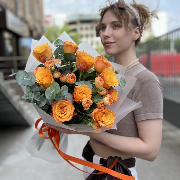 Яркий букет оранжевых роз на день рождения