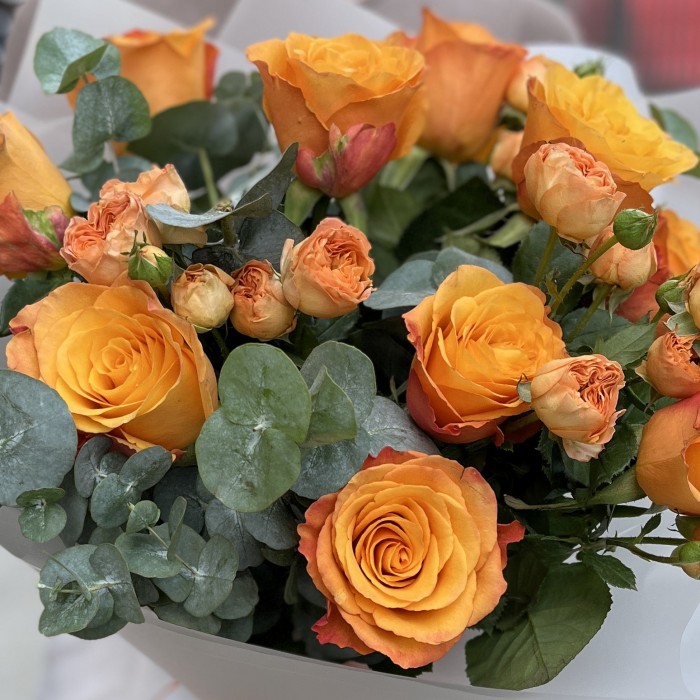 Яркий букет оранжевых роз на день рождения