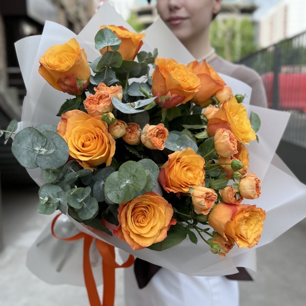 Яркий букет оранжевых роз на день рождения