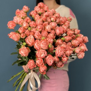 25 кустовых пионовидных роз Амэйзинг Мэджик 50 см