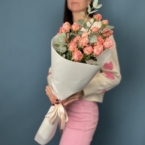 5 кустовых пионовидных роз Амэйзинг Мэджик 50 см с эвкалиптом