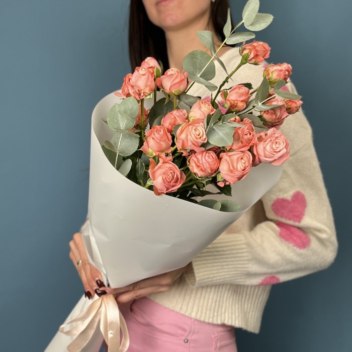 5 кустовых пионовидных роз Амэйзинг Мэджик 50 см с эвкалиптом