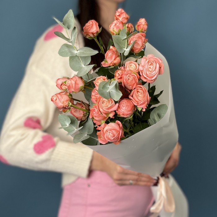 5 кустовых пионовидных роз Амэйзинг Мэджик 50 см с эвкалиптом