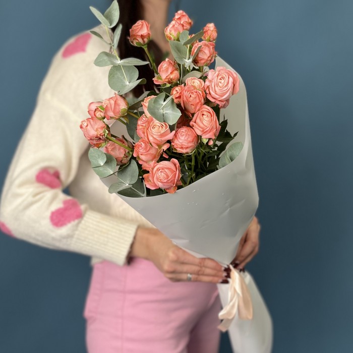 5 кустовых пионовидных роз Амэйзинг Мэджик 50 см с эвкалиптом