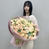 25 кустовых пионовидных роз Джентл трендсеттер 50 см с эвкалиптом